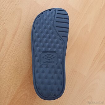 Chlapecké pantofle gumové Umbro vel.39 - 5