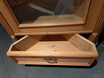 Rohová vitrína z masivu – ruční truhlářská práce - 5