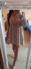 Vzorované krátké šaty s dlouhými rukávy - 5