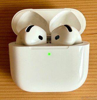 Prodám sluchátka Apple AirPods 4 ANC - 5