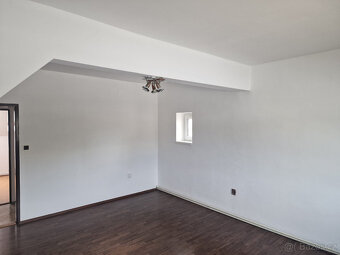 Podkrovní byt 2+1 k pronájmu - 5
