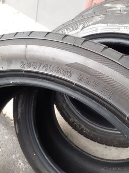 Prodám letní pneu 235/45 R 19 - 5