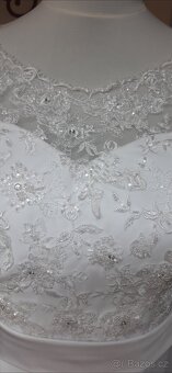 Prodám bílé šaty na věneček, nebo svatbu, vel. 40 - 42 - 5