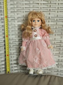 Porcelánová panenka - růžová s knoflíčky - 5