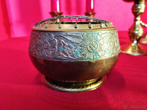 Mosazné svícny, popleník a talíř - 5