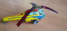 stará plechová hračka helikoptéra - 5