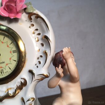 Porcelánové hodiny andělíček amorek květy DRESDEN - 5