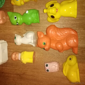 Prodám staré gumové pískací hračky 23 kusů - 5