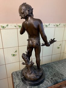 Starožitná socha chlapec z bronzu - 5