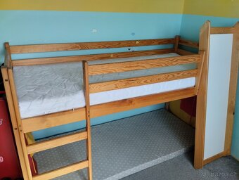 Dětská vyvýšená postel se skluzavkou a matrací - 5