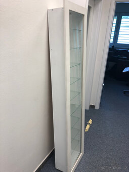 Ikea Bertby. Prosklenná nástěnná skříňka, vitrína, knihovna - 5