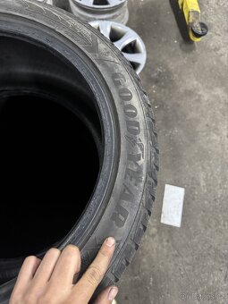 Gumy 235/45/17Goodyear Ultra Grip - 5