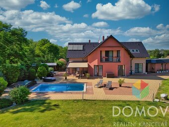 Luxusní rodinný dům s bazénem a pozemkem 2 584 m2 - Nučic - 5