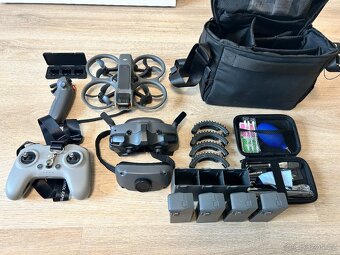 FPV dron DJI Avata 2 Fly More Combo + příslušenství (5 bater - 5