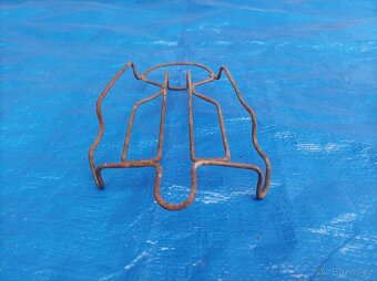 Kovový stojánek pod starou žehličku - 5