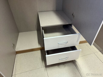 třídveřová bílá šatní skříń - 5