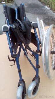 INVALIDNÍ VOZÍK-46CM-ODLEHČEN-BRZDY PRO DOPROVOD - 5