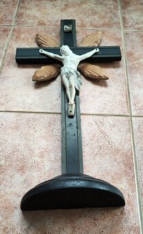 starožitný dřevěný kříž s porcelánovým kristem - 5