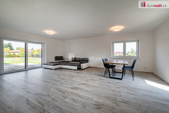 Luxusní novostavba prostorného rodinného domu s garáží, tera - 5