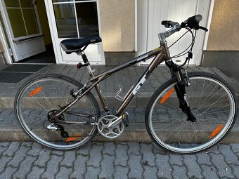 GT Nomad – pohodlné trekové kolo, rám 15", Shimano Acera - 5