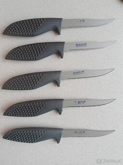 Sada zoubkových nožů, sekáček, nůžky - v bloku. - 5