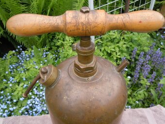 MOSAZNÝ ZAHRADNÍ POSTŘIKOVAČ - 5