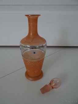 Starožitná skleněná zdobená oranžová láhev se 4 skleničkami - 5