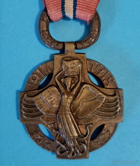 Čs revoluční medaile štítek 22 a lipový lístek- těžká tmavá - 5