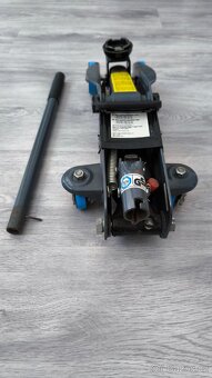 Prodám hydraulický zvedák na auto 2t - 5