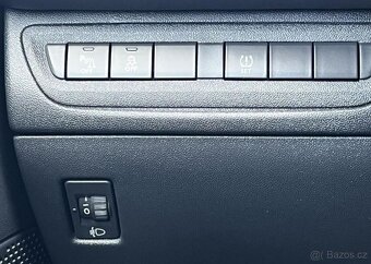 Peugeot 208 1.2i KLIMA PANORAMA TEMPOMAT manuál 60 kw - 5