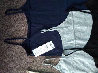 Dámské trička a tílka převážně velikosti S. - 5