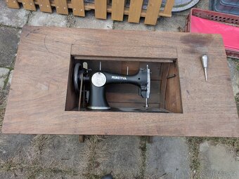 starý šicí stroj - 5