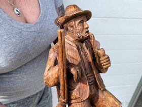 Myslivec s jezevčíkem dřevěná socha dřevořezba - 5
