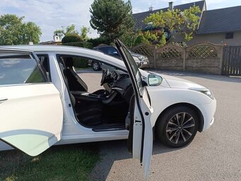 Hyundai i40 bílá 1.7 CRDi - 5