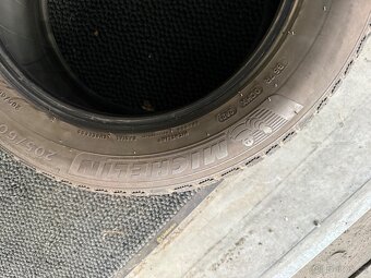 prodám zimní 205/60/16 Michelin - 5
