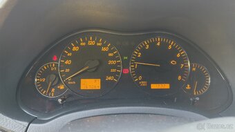Toyota Avensis Hatchback - 5