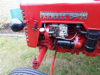 Veteránský traktor IHC D320 Farmall - 5