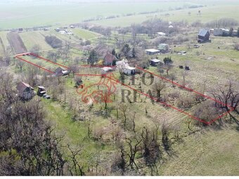pozemek 3069m² se stavebním povolením "chaty" a chata k re - 5