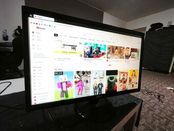 Prodám Monitor zn.Acer je poškrabaná obrazovka pri puštění t - 5