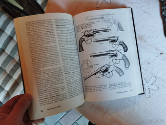 Revolvery a pistole,stará kniha o zbraních,postolích, - 5