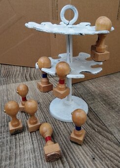 STAROŽITNÝ KOVOVÝ STOJÁNEK NA RAZÍTKA + 9 ks razítek - 5