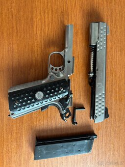 Airsoftová zbraň , komplet za 5,500kč. - 5