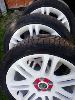 5ks - Alu BÍLÁ kola orig. Škoda R18 + pneu 235/40 R18 - 5