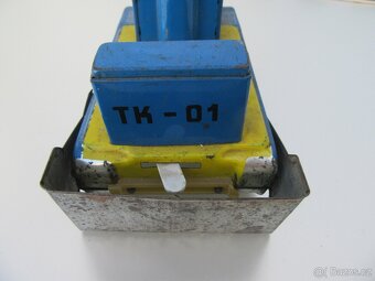 Nabízím retro hračku plechový buldozer Norma TK-01. Nekomple - 5