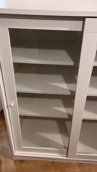 Bílá vitrína / komoda SYVDE s prosklenými dveřmi IKEA - 5
