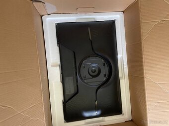 Monitor, klávesnice, myš a koberec - 5