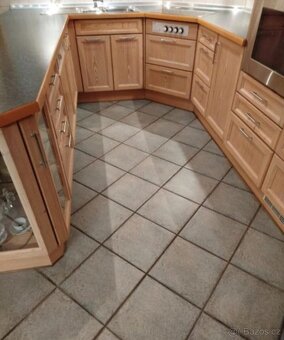 Velká kuchyňská linka z masivu s vestavěnými spotřebiči,5603 - 5