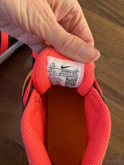 Tenisky Nike Team Hustle vel. EU 34 - 5