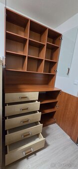 SKŘÍŇ – KOMBINACE KNIHOVNY A KOMODY - 5