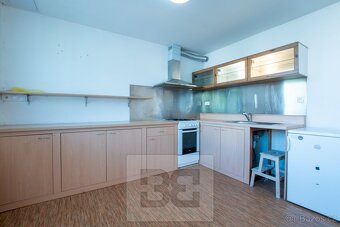 Prostorný byt 2+kk s balkonem v klidné lokalitě u metra Budě - 5
